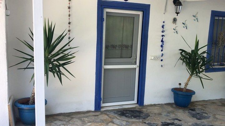 Mavi kapı ve saksılar