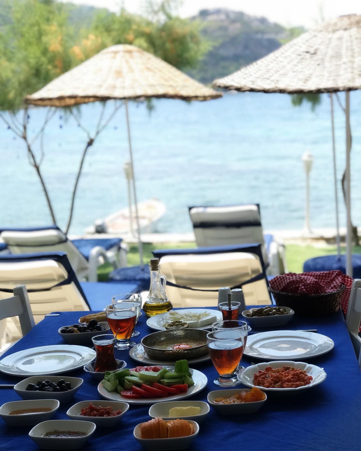 Şemsiyeler altında kahvaltı